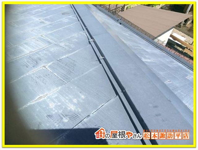 下諏訪町スレート屋根現地調査　棟板金釘の浮き